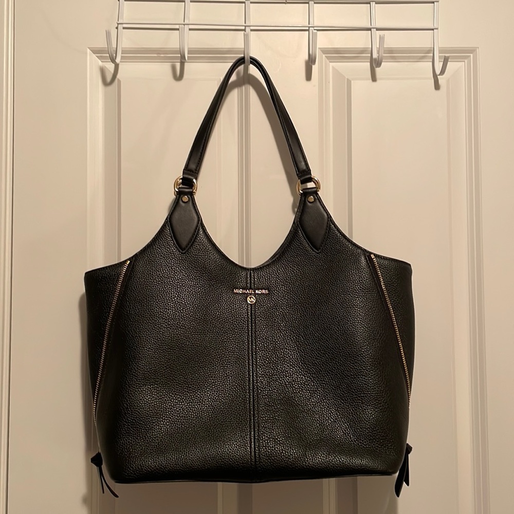 New with Tag Michael Kors Beth Tote in black leather